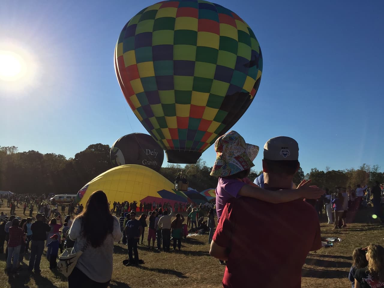 El horario del festival es a partir de las 3 p.m. hasta las 8:30 p.m. Viernes de 7 a.m. a 8:30 p.m. Sábado y de 7 a.m. a 6 p.m. Domingo. La entrada cuesta $15 los viernes y $20 los sábados y domingos. Un pase de fin de semana cuesta $40 y se puede usar durante los tres días. La entrada para niños menores de 12 años es gratuita. El estacionamiento general cuesta $10. El estacionamiento VIP cuesta $20.