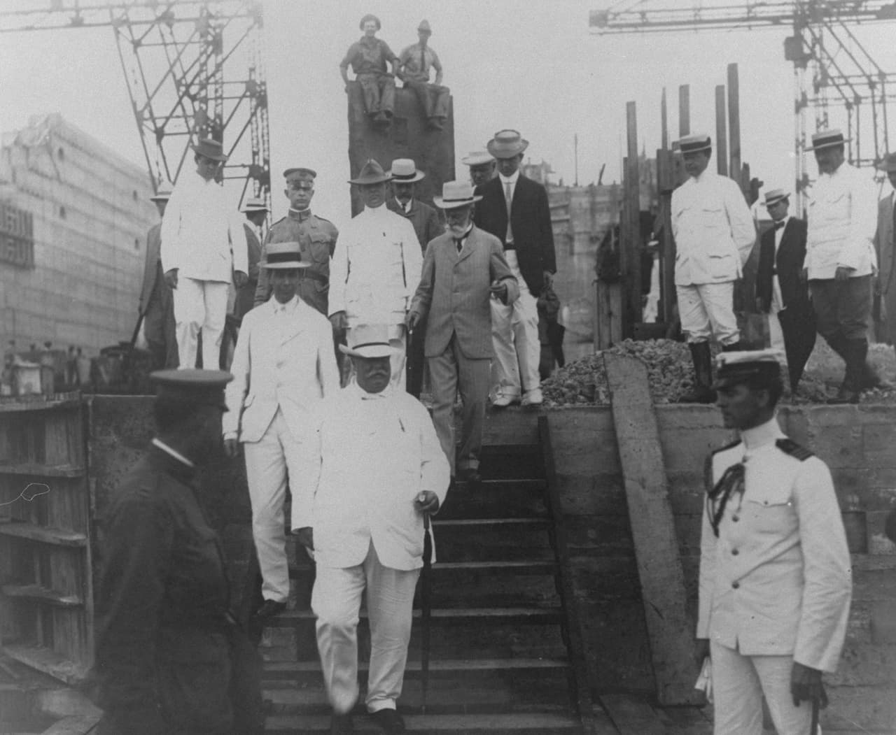 El presidente de Estados Unidos, William Howard Taft (al centro) inspecciona la construcción del canal en 1910.