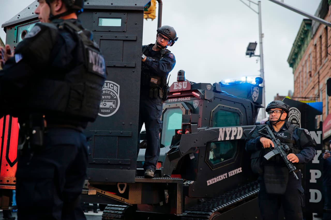 Decenas de oficiales y unidades de SWAT se trasladaron a la escena del tiroteo.