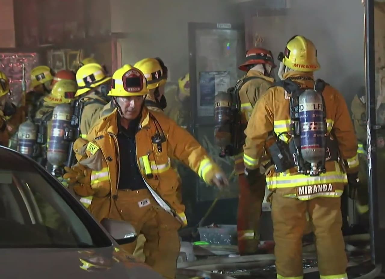 Incendio en el centro de Los Ángeles dejó daños extensos a edificio antiguo