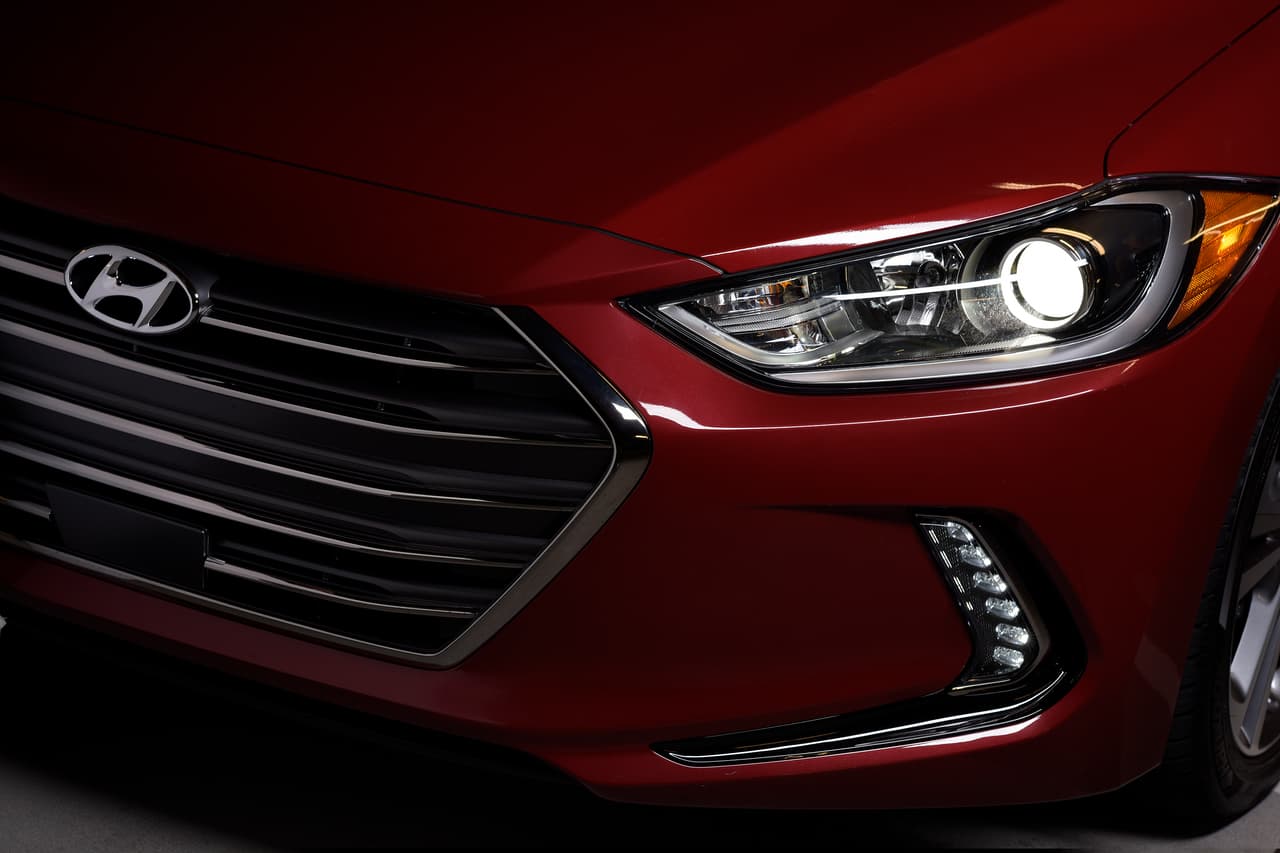 Las hermosas ópticas de alta intensidad del Hyundai Elantra Limited 2017