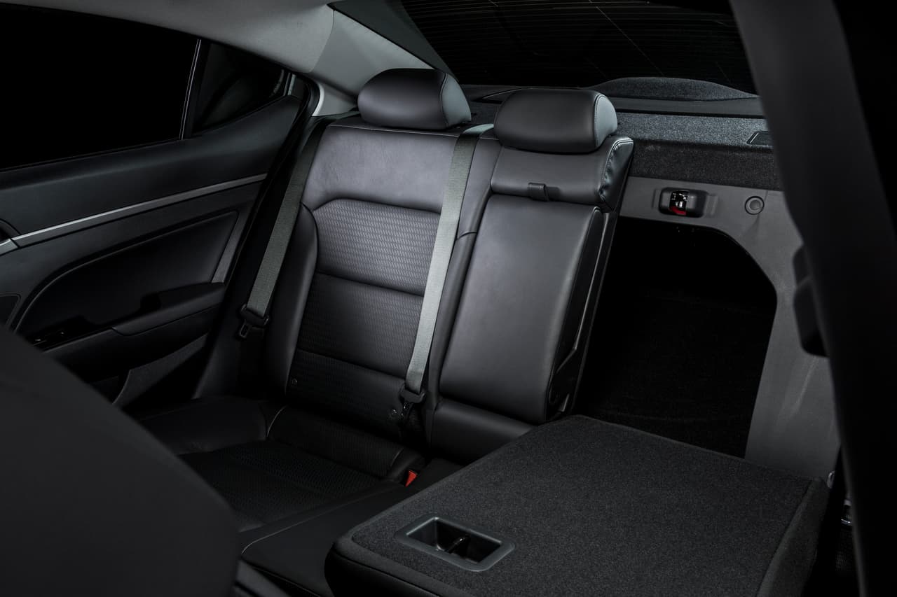 El asiento trasero del Hyundai Elantra 2017 es generoso en espacio y versatilidad