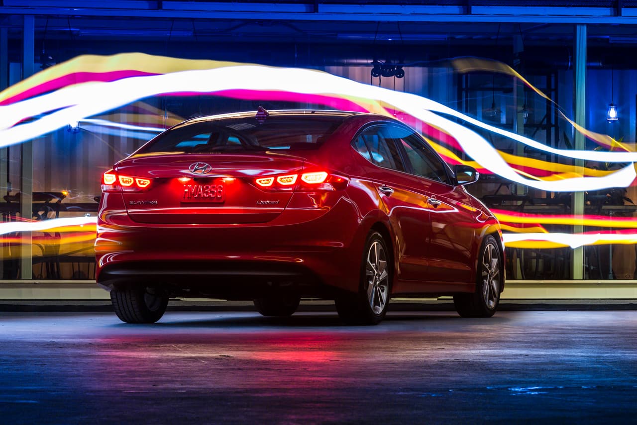Todo el drama visual en el diseño del Hyundai Elantra 2017 fue reservado para su vista posterior