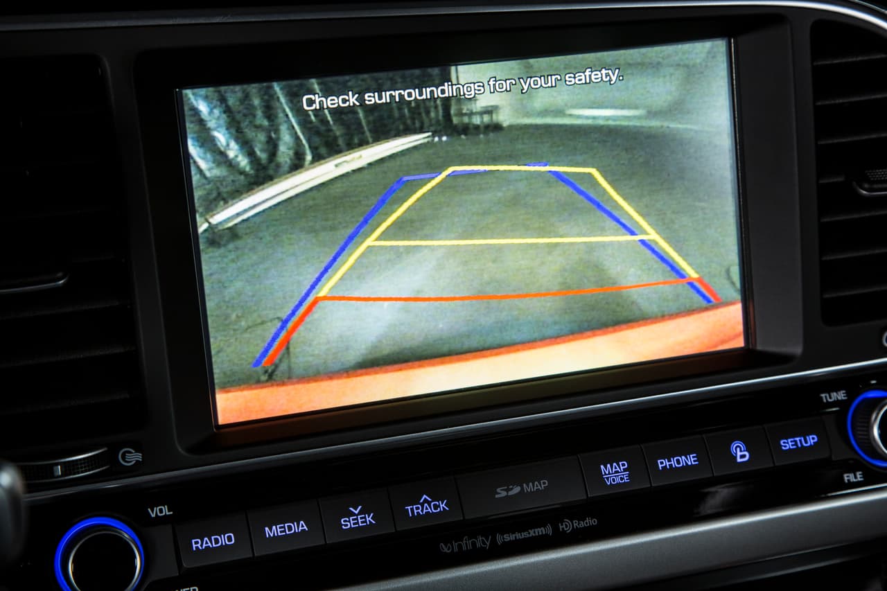 El Hyundai Elantra Limited 2017 cuenta con cámara retrovisora