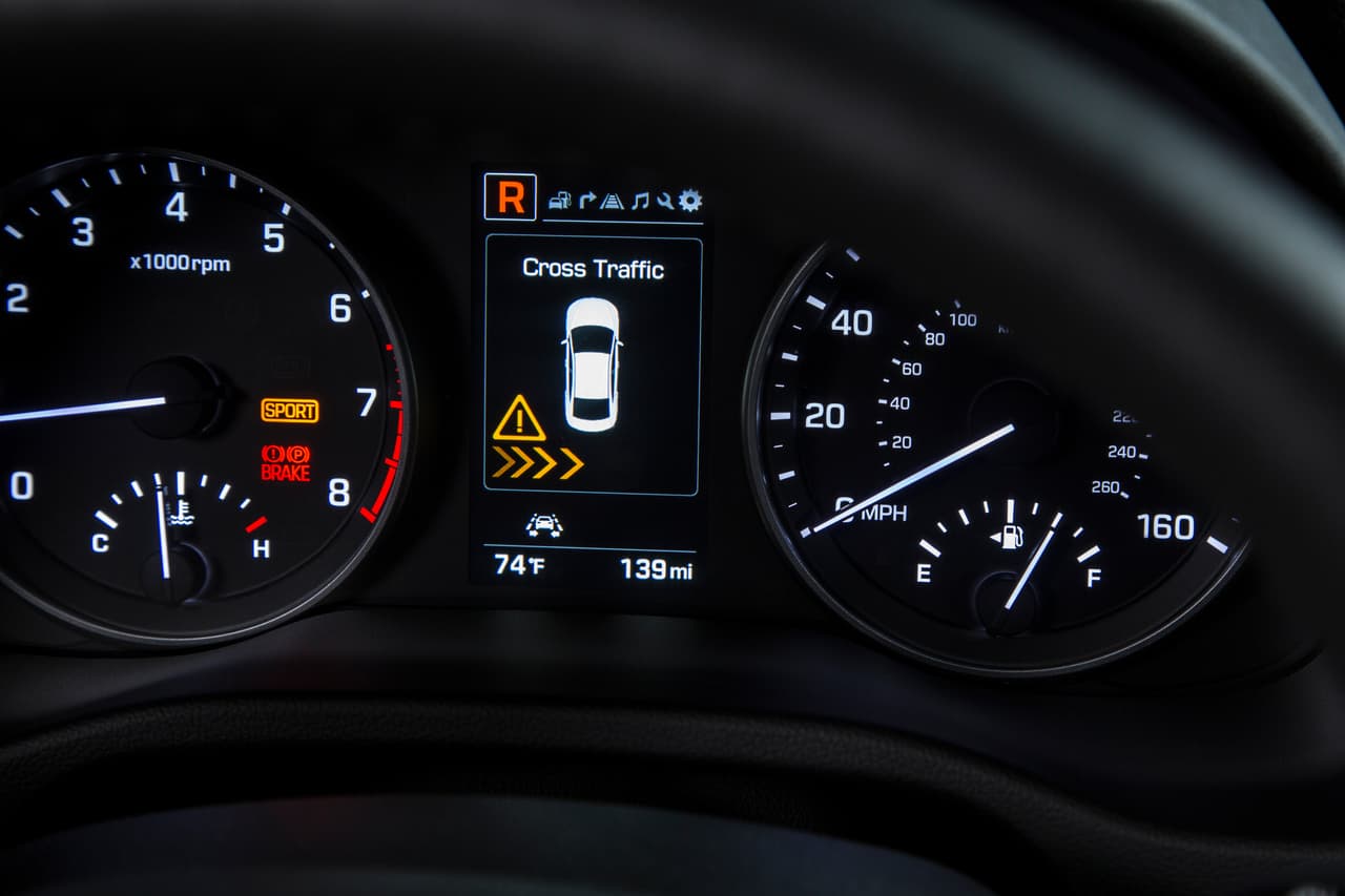 El Hyundai Elantra 2017 cuenta con advertencia de trafico cruzado posterior