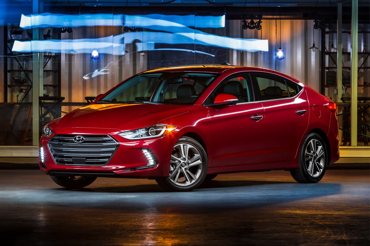 El nuevo Hyundai Elantra 2017 es el más reciente modelo de la casa coreana en utilizar el lenguaje de diseño Escultura Fluida 2.0 que debutó en el Hyundai Genesis 2015