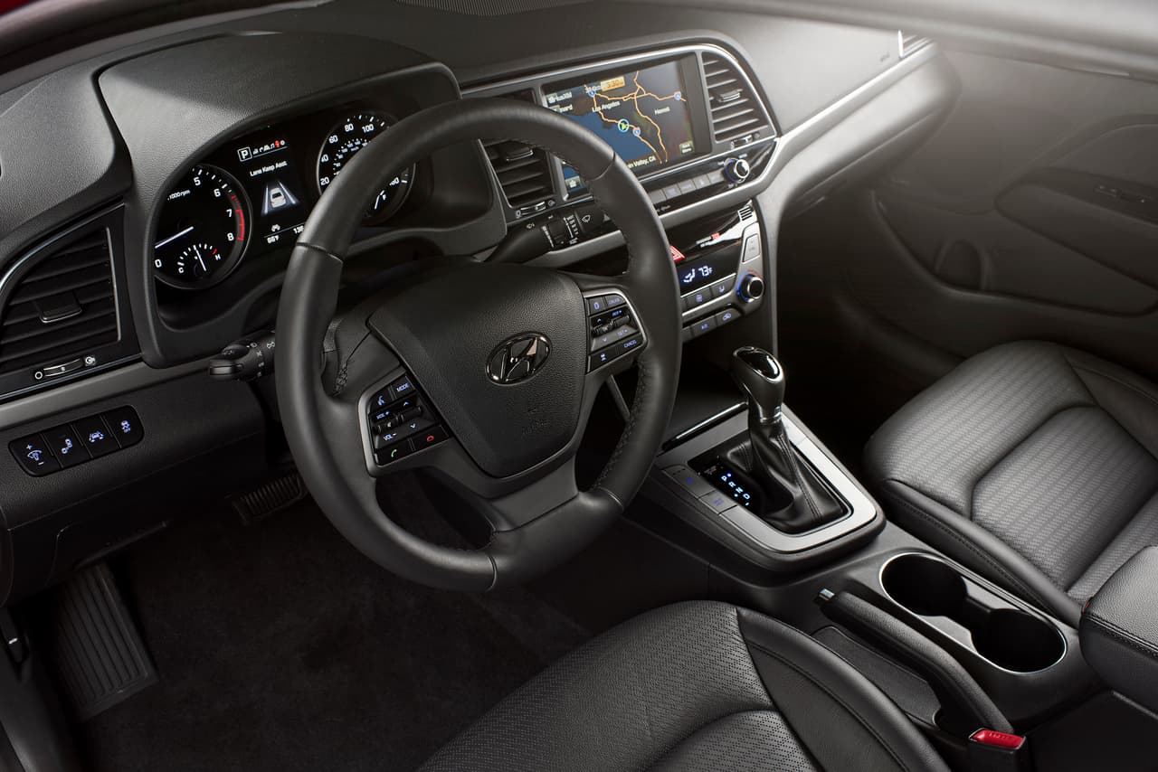 El interior del Hyundai Elantra 2017 es una reinterpretación del diseño de la última generación del Genesis