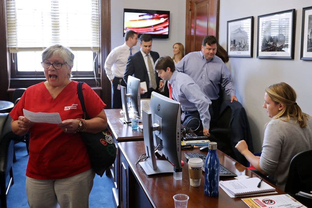 Por eso, miles de personas como esta enfermera de Texas se han movilizado para oponerse a la ley de reforma sanitaria del partido republicano.