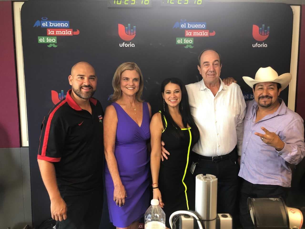 Nando Parrado posa con el grupo del show de El bueno, la mala y el feo.