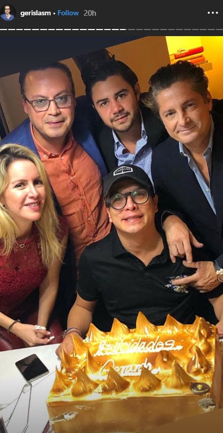 El político mexicano recibió varias muestras de cariño en su cuenta de Instagram, fotografías y mensajes que compartió en sus historias, como en esta donde sale con Alejandro Basteri, hermano de Luis Miguel (primero de derecha a izquierda).