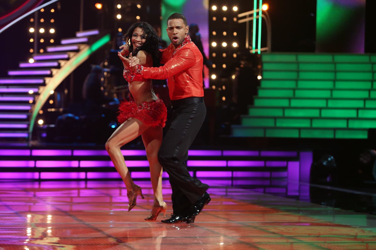 El segundo baile de la noche para Henry Santos fue una espectaular salsa.