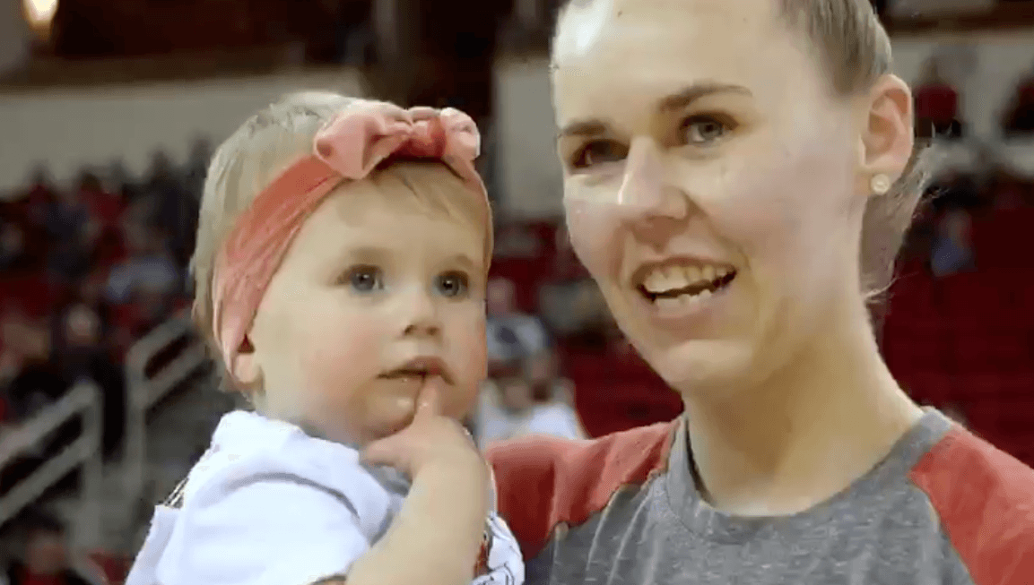 Aunque algunos se veían pensativos, dudosos o nerviosos, los papás estaban ahí para apoyar y hacerles 
<i>porras</i> en la primera competencia deportiva oficial de sus cortas vidas.