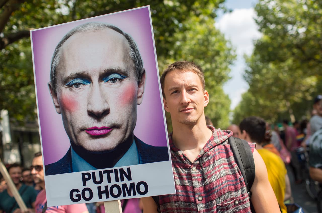 Ahora los retratos de Putin como 'payaso gay' están prohibidos por la justicia en Rusia (igual que los Testigos de Jehová)
