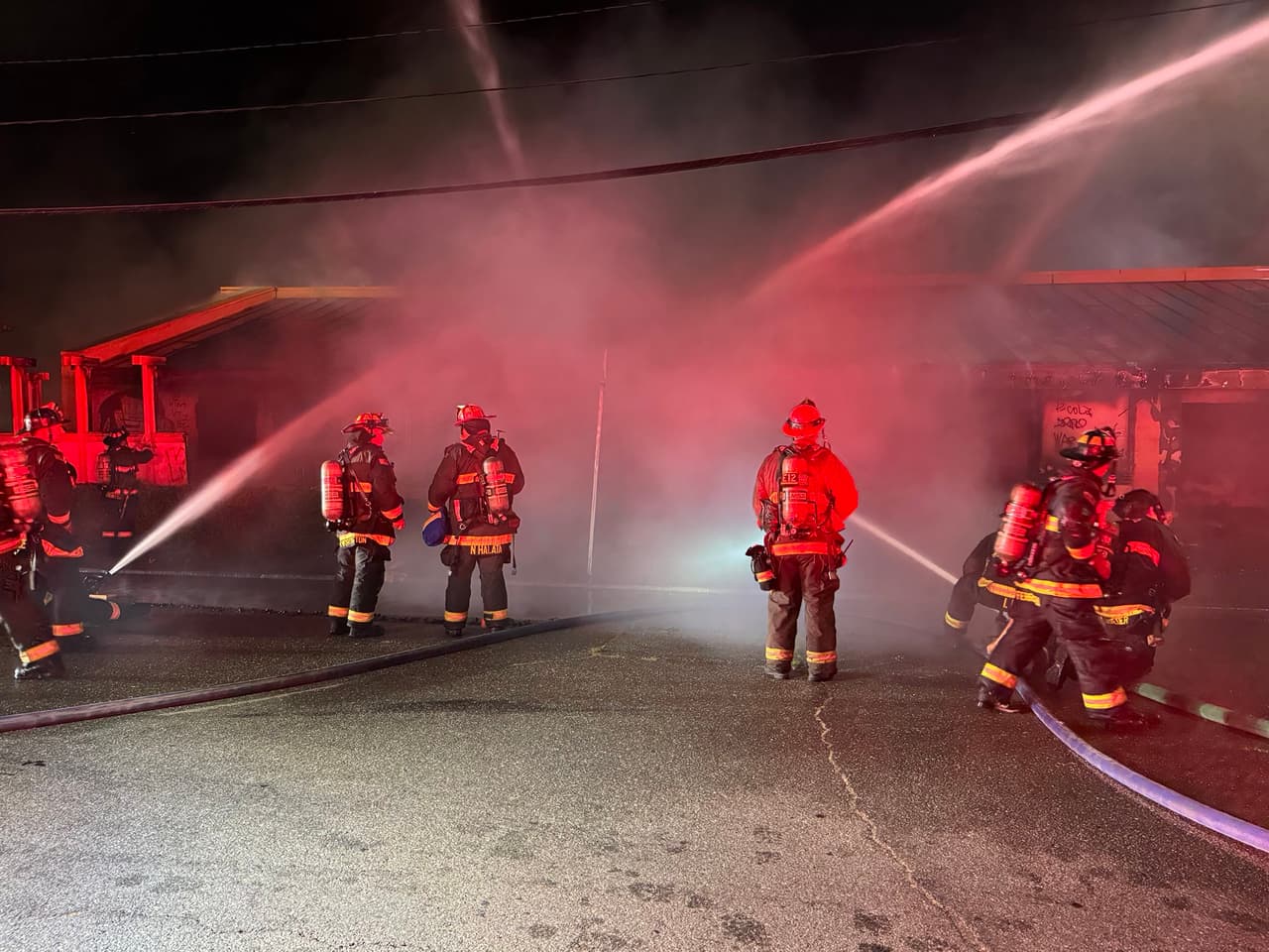 Un incendio de dos alarmas se desató en un antiguo restaurante en el vecindario East Peralta de Oakland, California, en la madrugada del viernes.