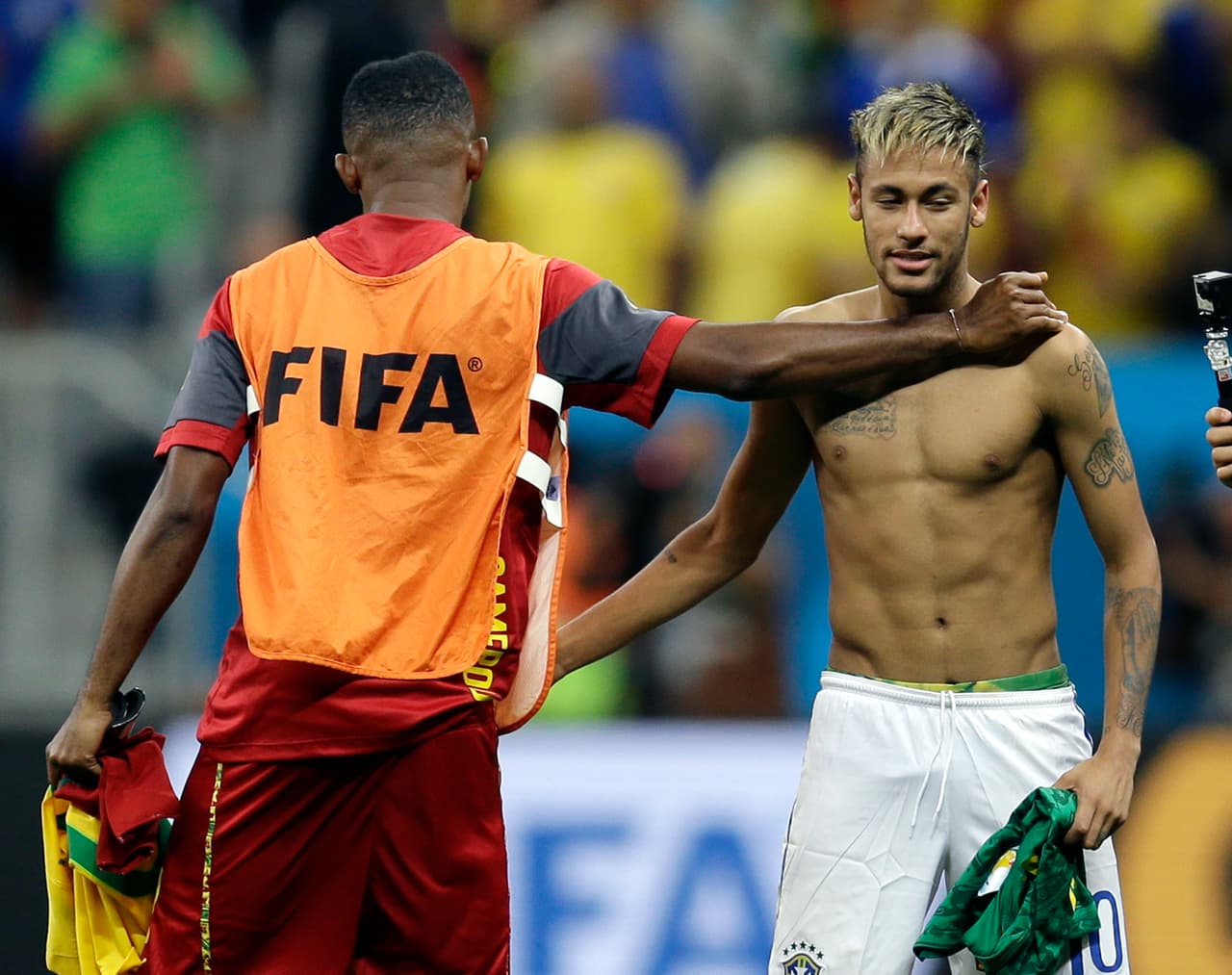 Neymar, de Brasil (derecha), intercambia camisetas con Samuel Eto'o, de Camerún, tras la victoria de Brasil por 4-1 sobre Camerún en el partido de la fase de grupos A del Mundial, disputado en el Estadio Nacional de Brasilia, Brasil.