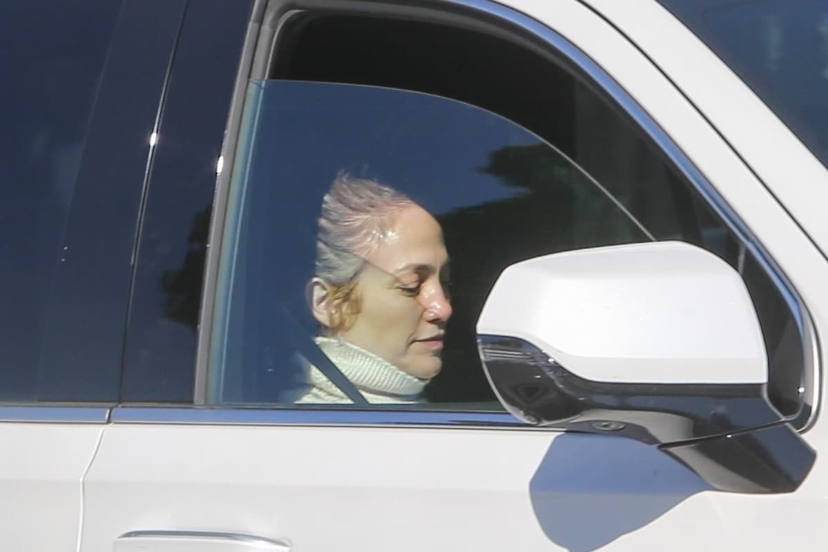 Jennifer López camino a su estudio de danza en Los Ángeles de 'cara lavada'.