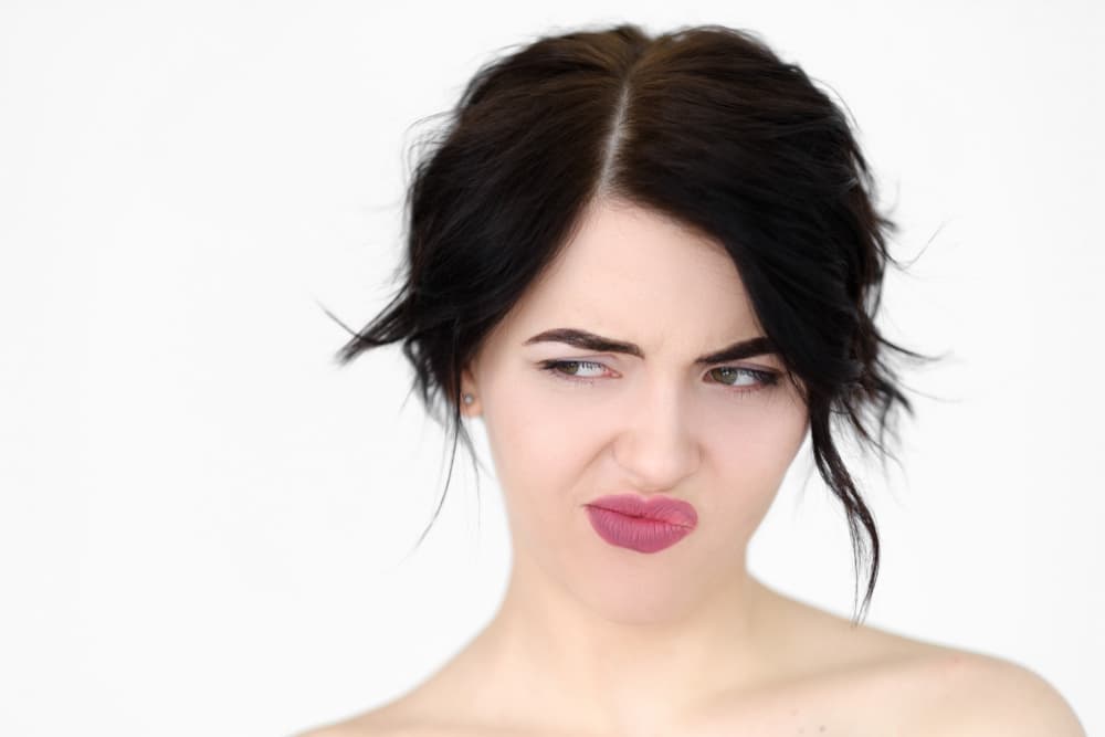 La envidia daña la capacidad de gozar y disfrutar lo que uno tiene, de amar y ser amado. El individuo envidioso es capaz de dañar a la otra persona debido a su frustración personal. Lo triste del envidioso es que como procede de su ser interno es insaciable, y siempre estará encontrando a quienes envidiar.