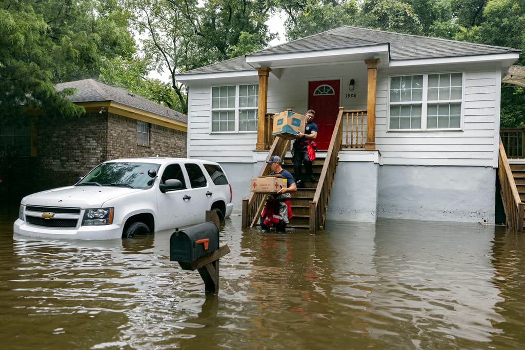 En el mismo vecindario de Savannah, los bomberos Ron Strauss y Andrew Stevenson, llevaron alimentos a personas que no podían salir de sus hogares.