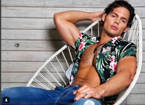 El venezolano dio a conocer lo que busca en una mujer tras su ruptura con
<b> Irina</b>: “Una chava tiene que tratarme bien, tiene que consentirme por supuesto sobre todo una persona con la que la pases bien va más allá de un físico, de una imagen de cómo te ves, que te sientas bien con esa persona, que haya una bonita conexión, que hay una bonita química y que te haga reír”.