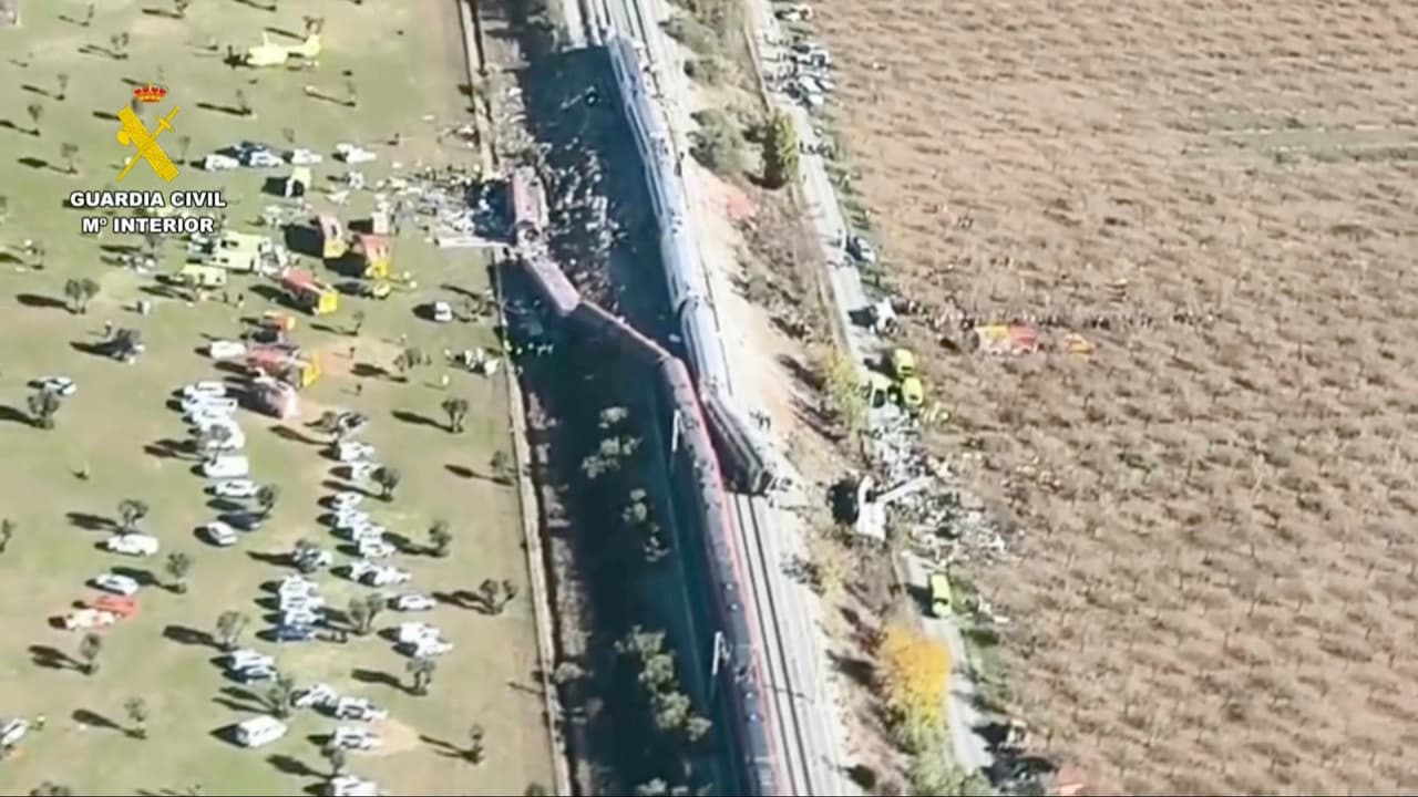 Esta otra captura de pantalla de un vídeo facilitado por la Guardia Civil muestra una vista aérea de los vagones y los servicios de emergencia en el lugar de la colisión entre dos trenes en Urda, España, el miércoles 28 de octubre de 2026.
