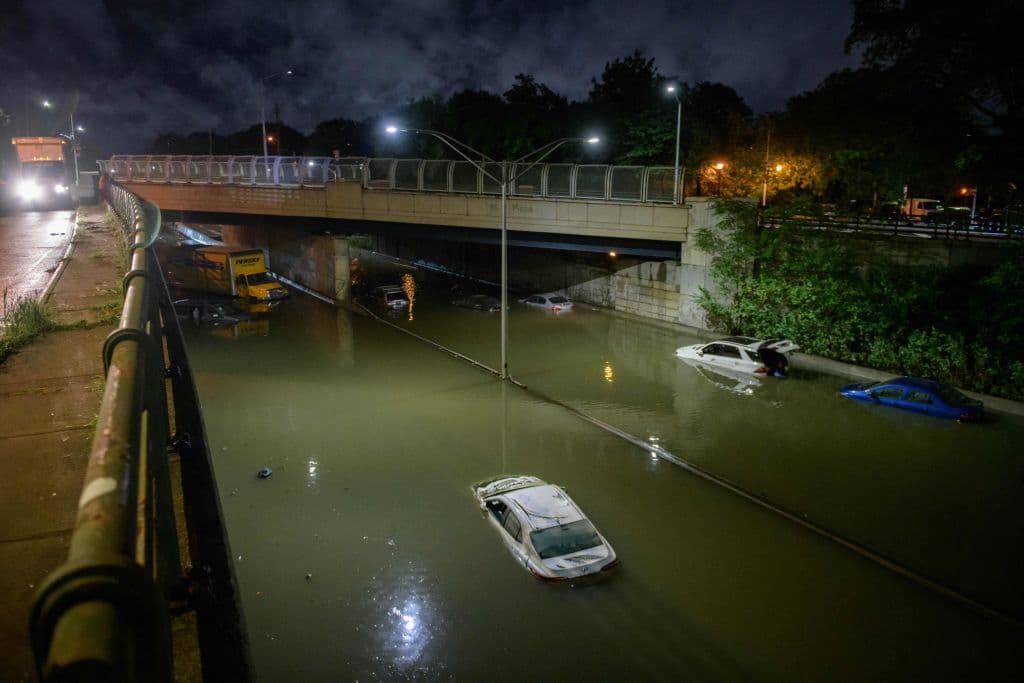 Las históricas inundaciones afectaron a las comunicaciones de la gran ciudad estadounidense: con cientos de vuelos cancelados, vías principales inundadas y el trasporte público igualmente afectado.