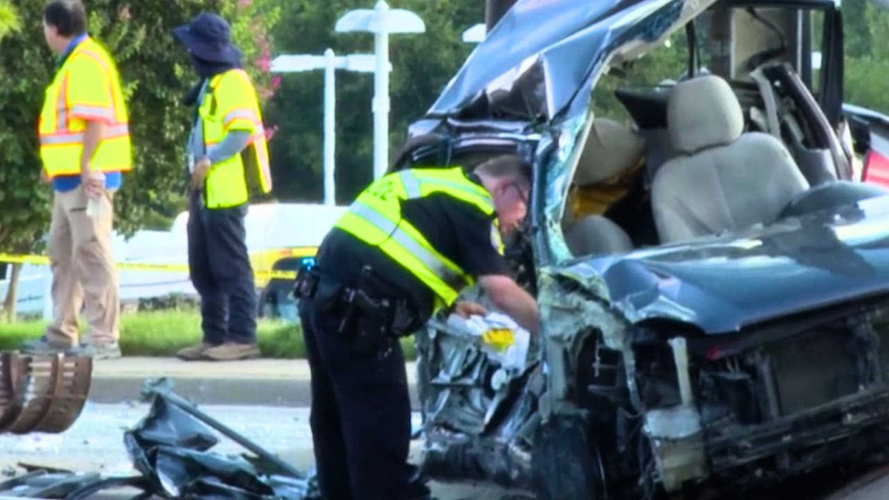 <b>Los trenes no pueden detenerse rápidamente</b>, y las consecuencias de intentar cruzar pueden ser graves. Además,
<b>se aconseja mantenerse alerta en todo momento y evitar distracciones al acercarse a las vías del tren</b>.