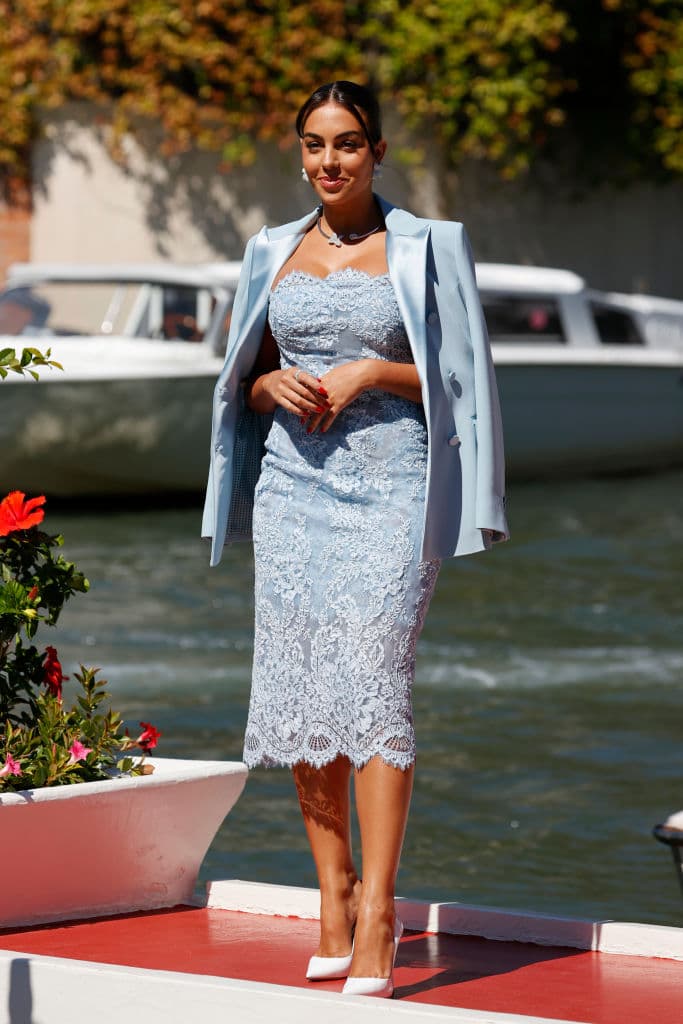 En 2021 la prometida de Cristiano Ronaldo regresó a Italia para el 78th Festival de Cine de Venecia. 
<br>
<br>Aquella vez optó por lucir un vestido de encaje que contrastó con un blazer de seda del mismo tono y un par de zapatillas blancas con terminación en punta. Sin duda el 'look' tenía vibras del glamour de los años 50.