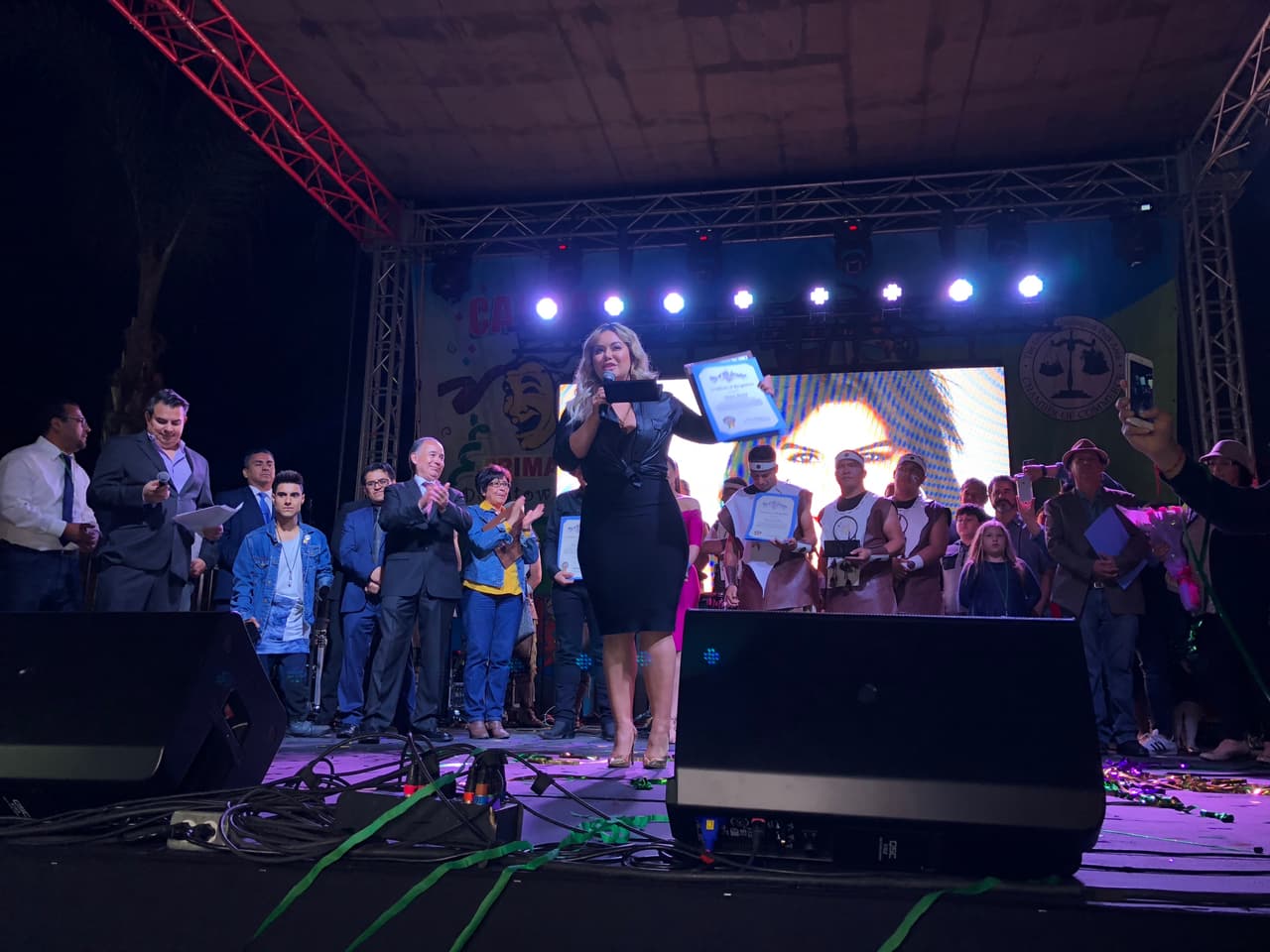 Antes de finalizar su discurso, mandó una indirecta diciendo, "hay ciertas cosas que pasan...cosas negativas, pero estos son los momentos importantes y le doy gracias a Huntington Park por reconocerme".