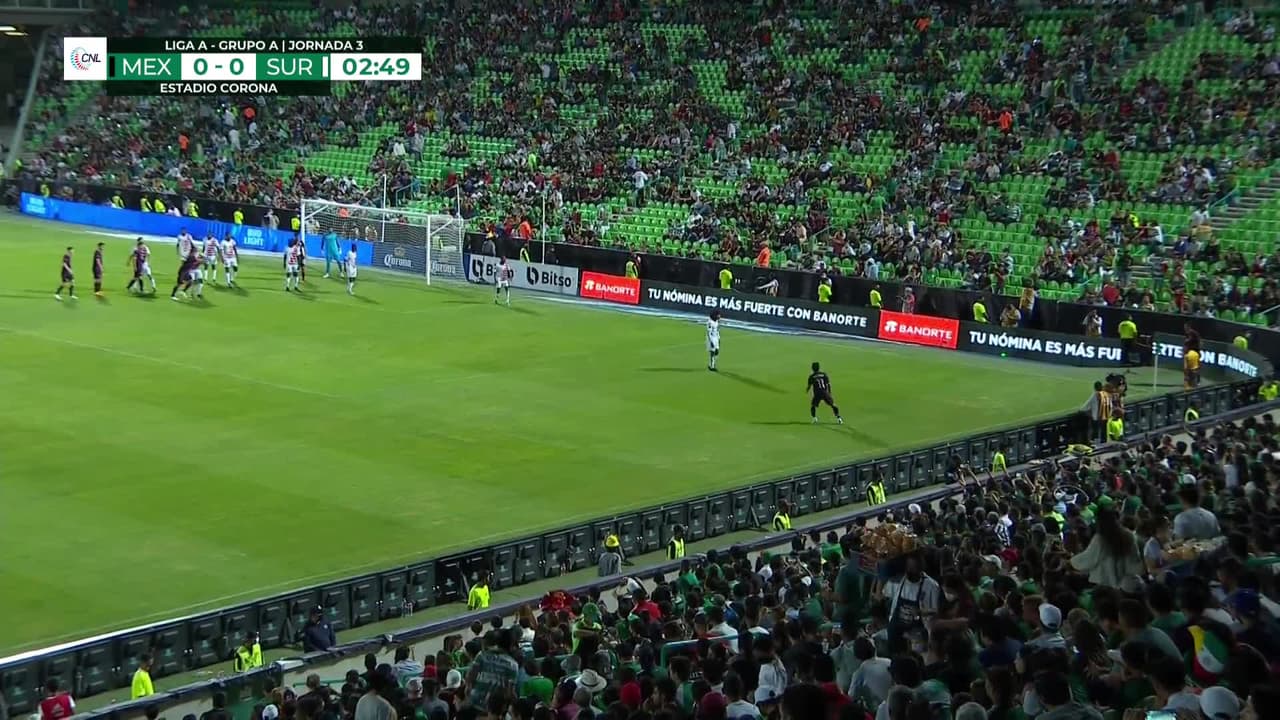 ¡GOL!  anota para México. Israel Reyes