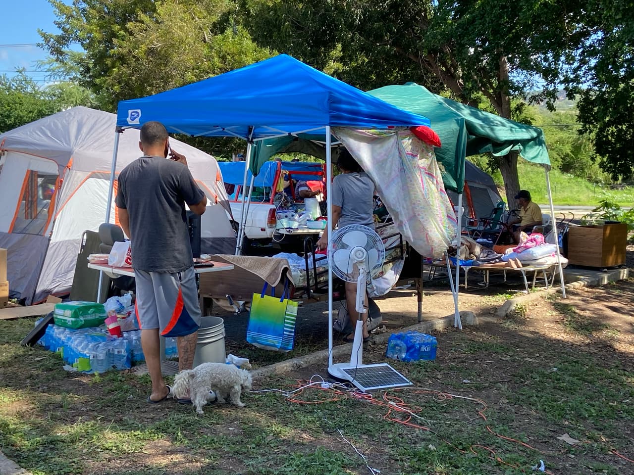 Refugiados en las afueras del Coliseo Mariano “Tito” Rodríguez en Guánica