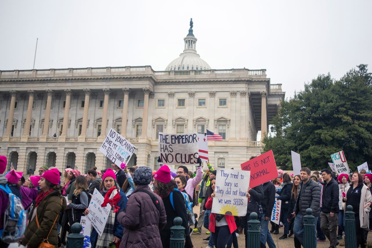Una gran multitud con sombreros de lana rosa y carteleras muestran su disgusto con el Gobierno actual.
<br>
<br>Foto: GettyImages