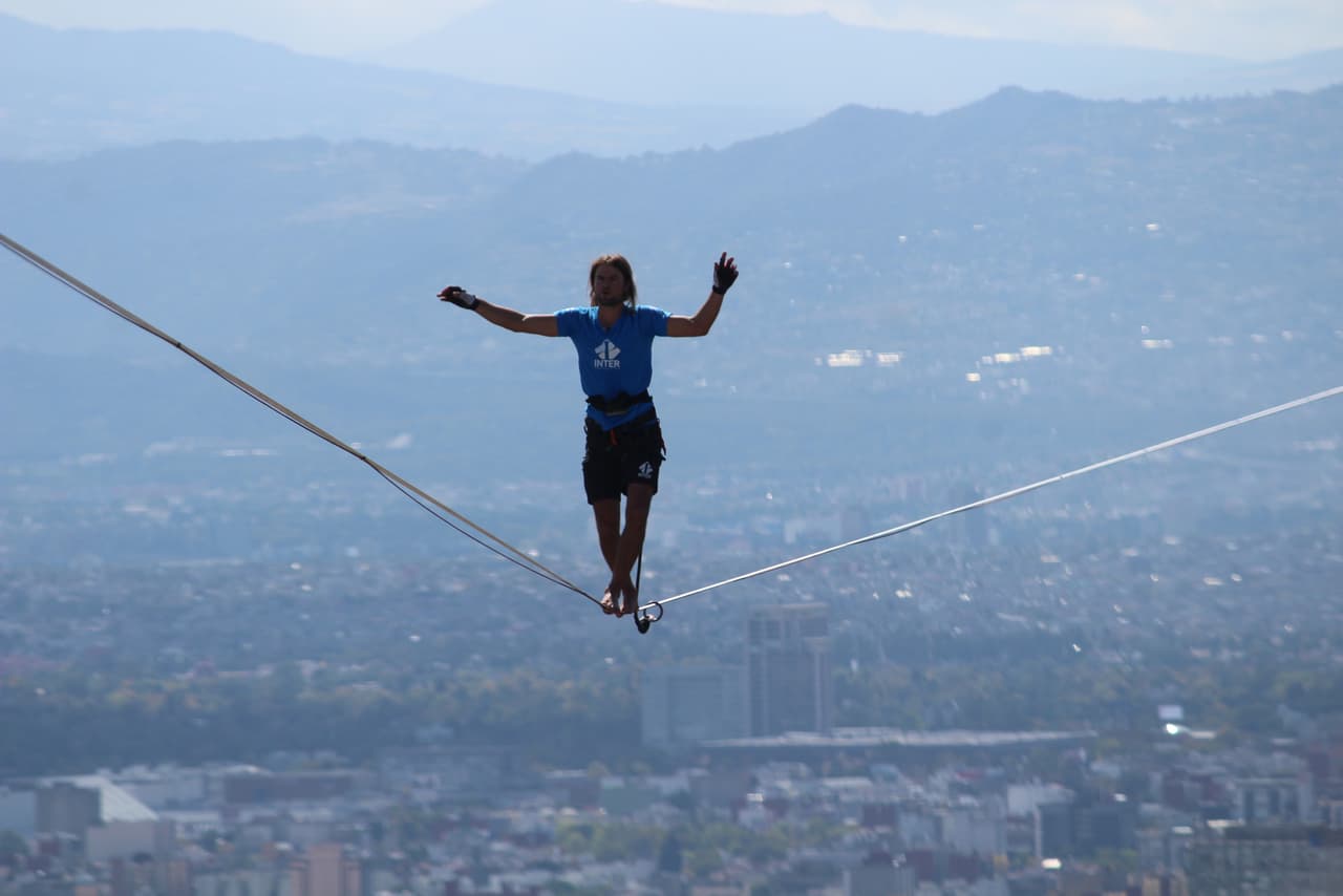 El alemán Alexander Schulz rompe dos récords al caminar sobre una cinta entre dos torres de Ciudad de México 
