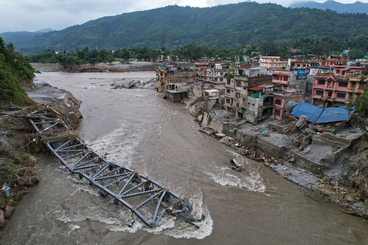 Vista aérea de un puente dañado por una crecida repentina a lo largo del río Tadi en la zona de Devighat del distrito de Nuwakot, Nepal, el sábado 29 de agosto de 2026.