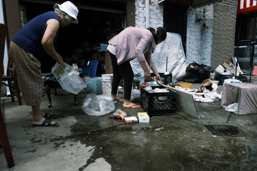 Pobladores de la ciudad de Nueva York que habitan viviendas subterráneas fueron quienes sufrieron más las consecuencias de las lluvias. En Queens, 
<a href="https://www.univision.com/noticias/estados-unidos/11-personas-murieron-en-sotanos-basements-en-nueva-york-por-las-inundaciones-repentinas-de-ida" target="_blank">11 personas que quedaron atrapadas perdieron la vida</a> en sótanos que son habitadas, en su mayoría, por familias inmigrantes.