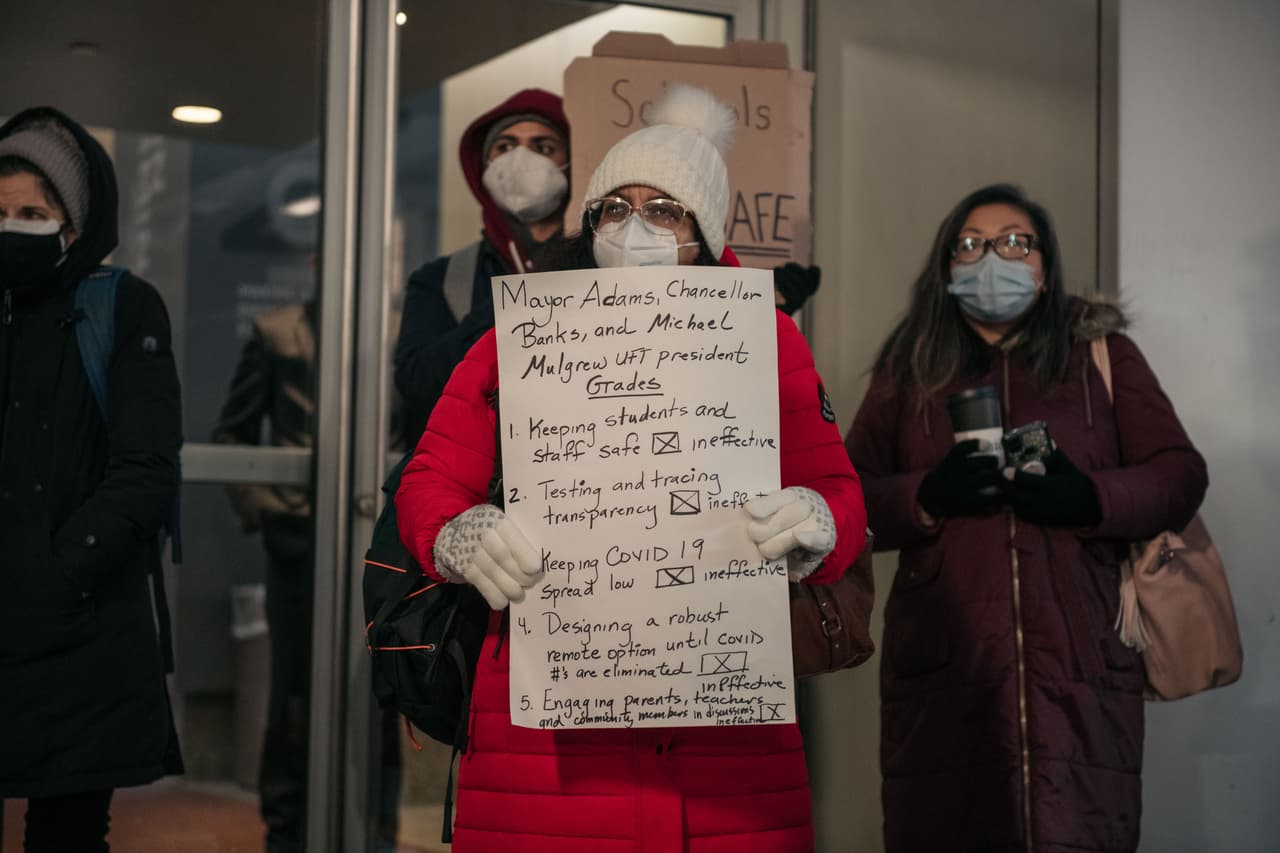 Los educadores denunciaron al alcalde de Nueva York, Eric Adams, al Departamento de Educación y otros líderes de la ciudad por mantener las escuelas abiertas sin opciones de clases en línea en medio del repunte de contagios.