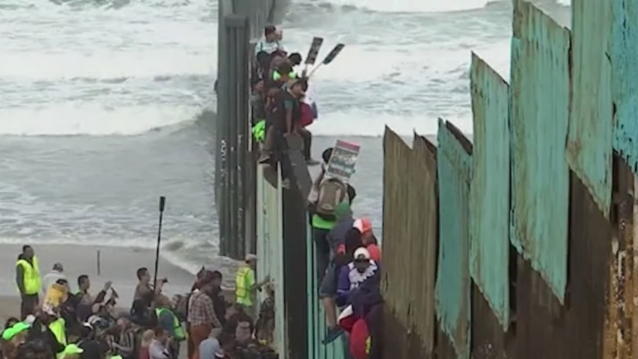 Redes de traficantes en la frontera cobran a migrantes para ayudarlos a salir de Estados Unidos