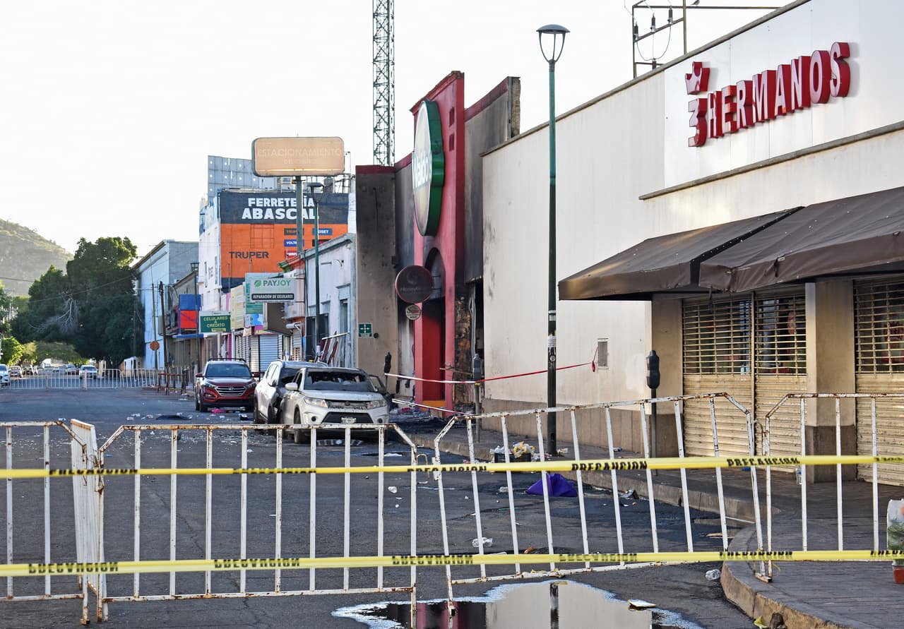 Tras los trabajos para apagar las llamas y el rescate de heridos y víctimas, la zona fue acordonada para dar paso a las investigaciones.