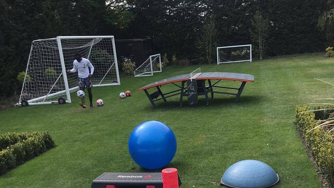 Sadio Mané, goleador del Liverpool, tiene algunas porterías en diferentes tamaños, además de aparatos para ejercitarse y una mesa de teqball para aguantar la cuarentena.