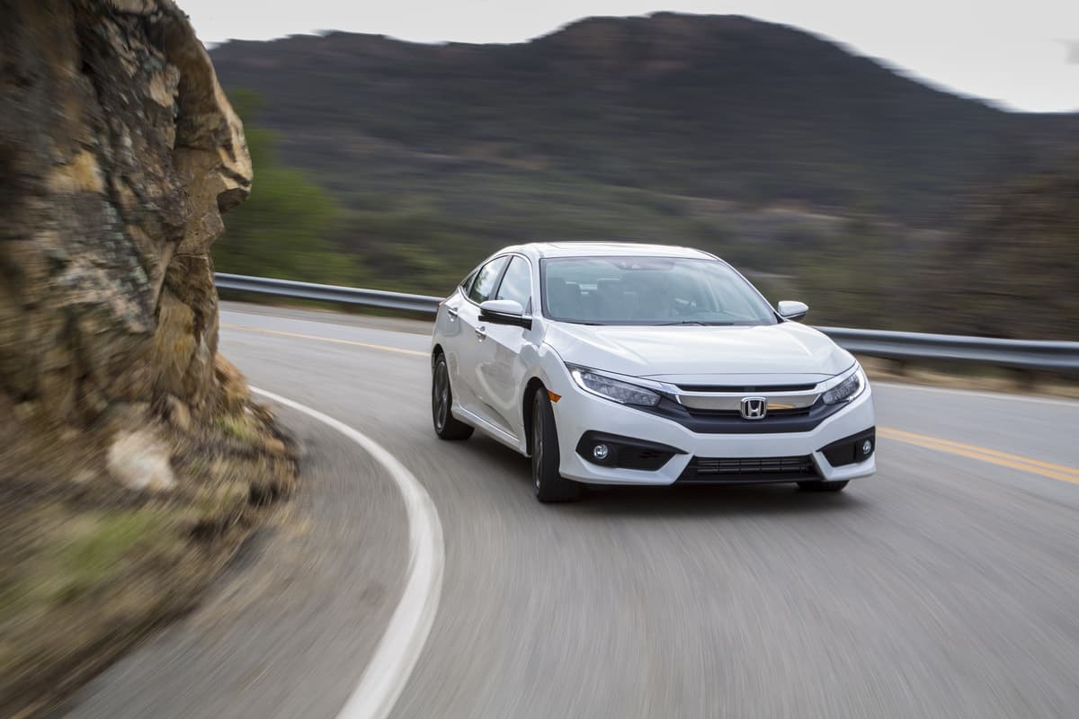 <b>Honda Civic</b>
<br>Los japoneses tienen bien ganado al mercado estadounidense por confiabilidad y prestaciones. De entre todas las opciones de modelos que hay, el 
<b><a href="https://www.univision.com/noticias/honda/fotos-del-honda-civic-si-sedan-2017-fotos#63e6222a0000" target="_blank">Honda Civic</a></b> ha logrado mantenerse por detalles como una cabina cómoda y rendimiento.