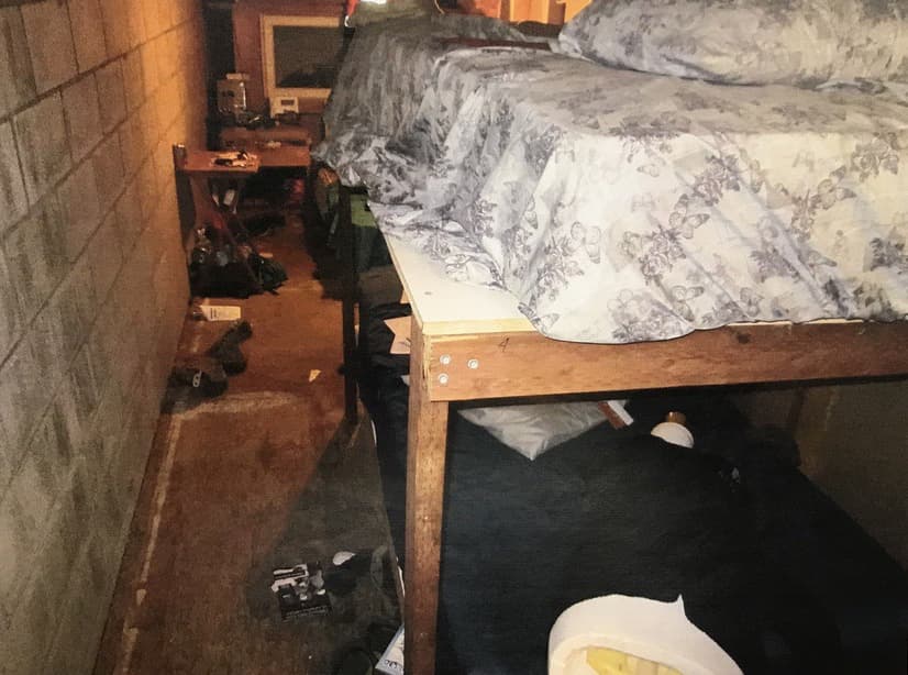 Torres Hernández se enfrenta a una condena de hasta 10 años de prisión y una multa de 250,000 dólares por contratar a personas sin permiso para trabajar en EEUU, y otra de hasta 20 años tras las rejas y una sanción económica de 250,000 dólares por someterlos a trabajos forzados.