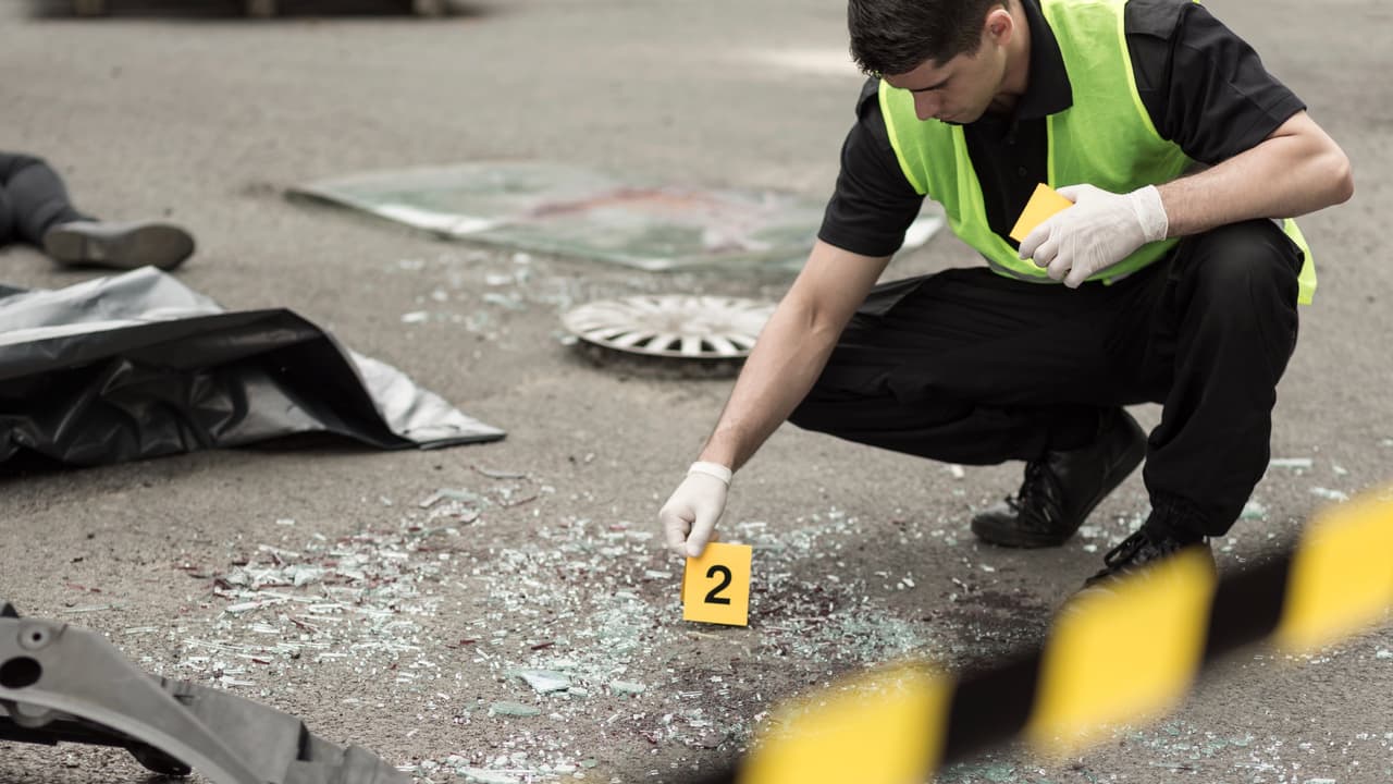 Un estudio del website
<a href="https://www.finder.com/thanksgiving-deadliest-cities" target="_blank">finder.com</a>, que tomó como base los datos recabados entre 2011 y 2017 por la Administración Nacional de Seguridad Vial (NHTSA), concluyó que
<b>Thanksgiving es el feriado más mortífero del año</b>. En 2017 las cosas empeoraron notablemente con un total de 381 muertes. Thanksgiving se coloca así por delante del 4 de julio (Día de la Independencia) y del Día de los Caídos (Memorial Day), como el asueto donde más accidentes viales mortales ocurren es Estados Unidos.
<br>
<br>Veamos cuales fueron
<b>las cinco ciudades con más accidentes mortales durante Acción de Gracias en 2017</b>.