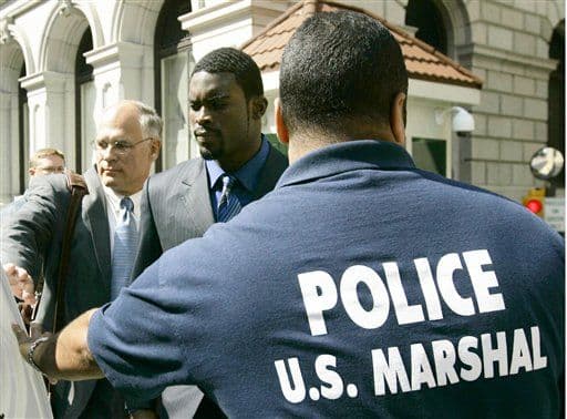 Michael Vick, ex estrella de la NFL, fue condenado a 23 meses de cárcel en el 2007 al ser encontrado culpable por hacer peleas de perros y apostar.