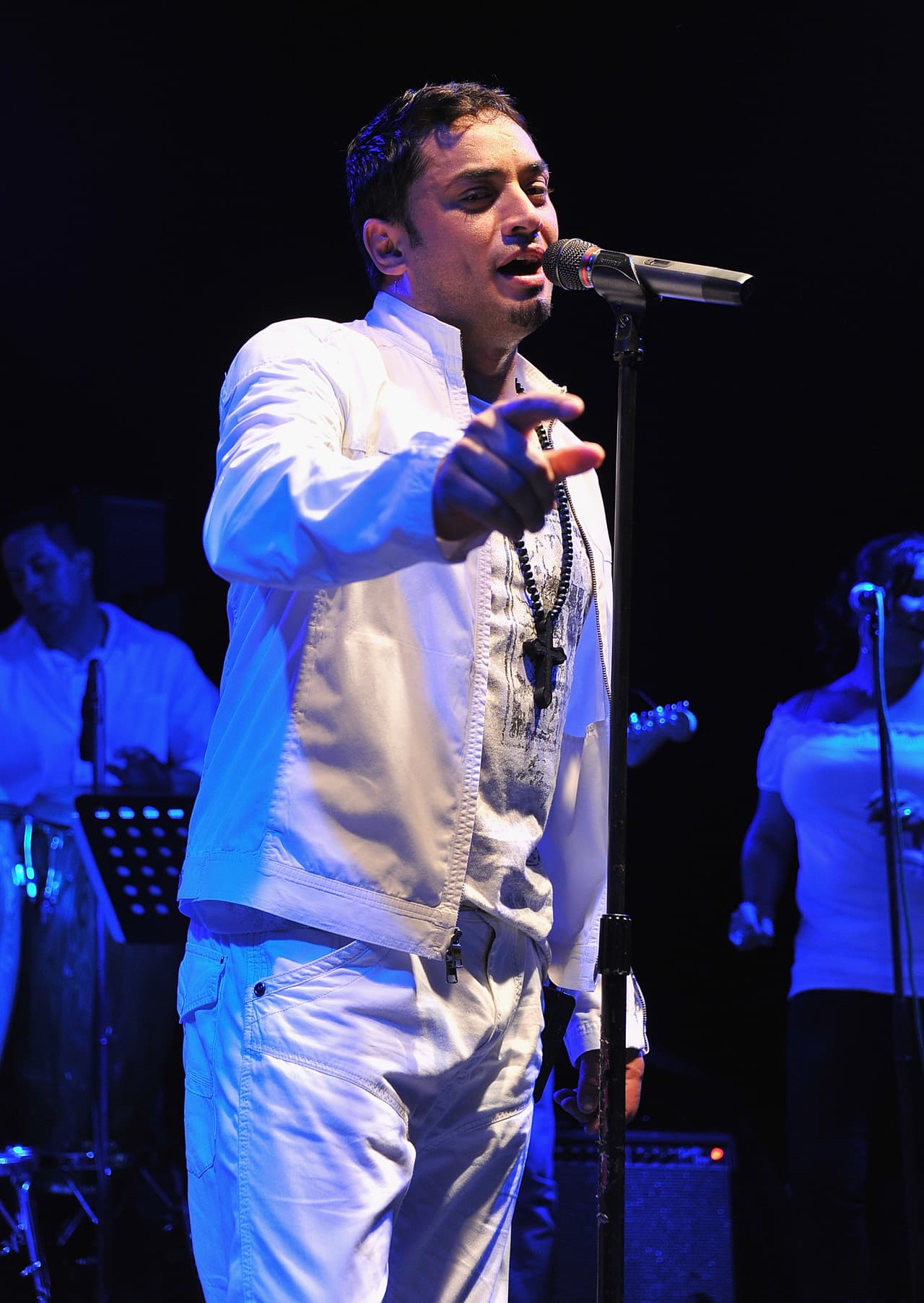 El intérprete enfrentó dos violaciones a la Ley de Tránsito una por manejar un vehículo de forma negligente y otra por manejar en estado de embriaguez. El pasado 5 de septiembre de 2015, el merenguero fue arrestado después de haber impactado su vehículo contra una unidad de la policía tripulada por los agentes José Pérez González y Juan Rivera, quienes se encontraban realizando una inspección de rutina por un accidente de tránsito.