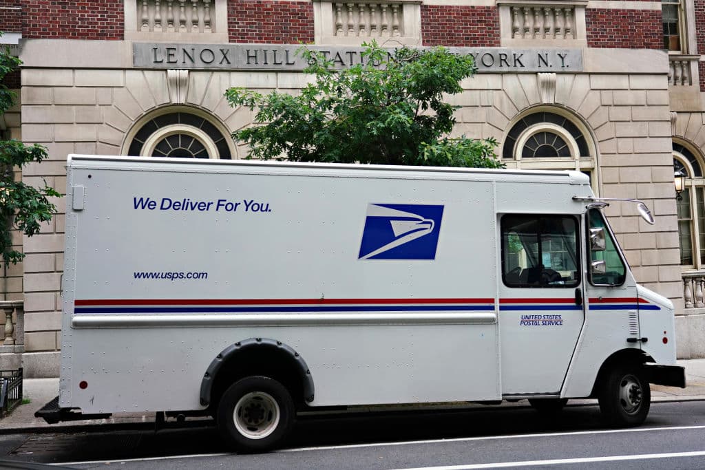 Acusan a tres empleados de USPS de intentar violar a compañera durante fiesta de cumpleaños