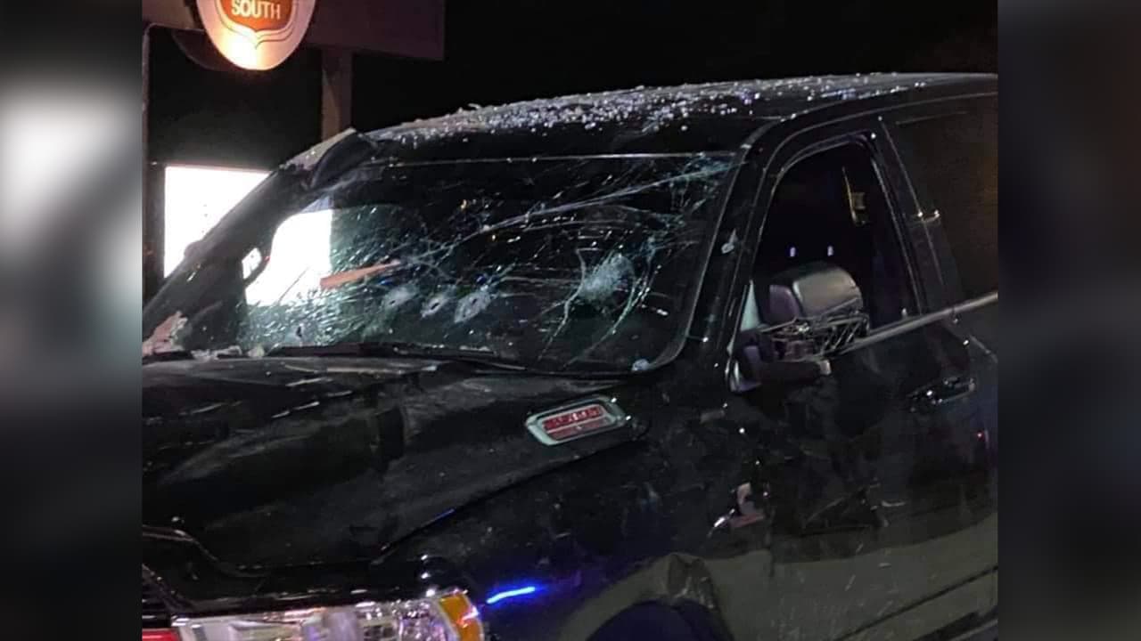 La policía de Hiram está pidiendo a los testigos que puedan tener información sobre el incidente que se comuniquen con su departamento.
<br>
<br>“Algunos clientes huyeron del bar antes de la llegada de la policía y les animamos a que se pongan en contacto con el teniente Michael Wilson, policía de Hiram, al 770-943-3807”, dijo el departamento de policía.