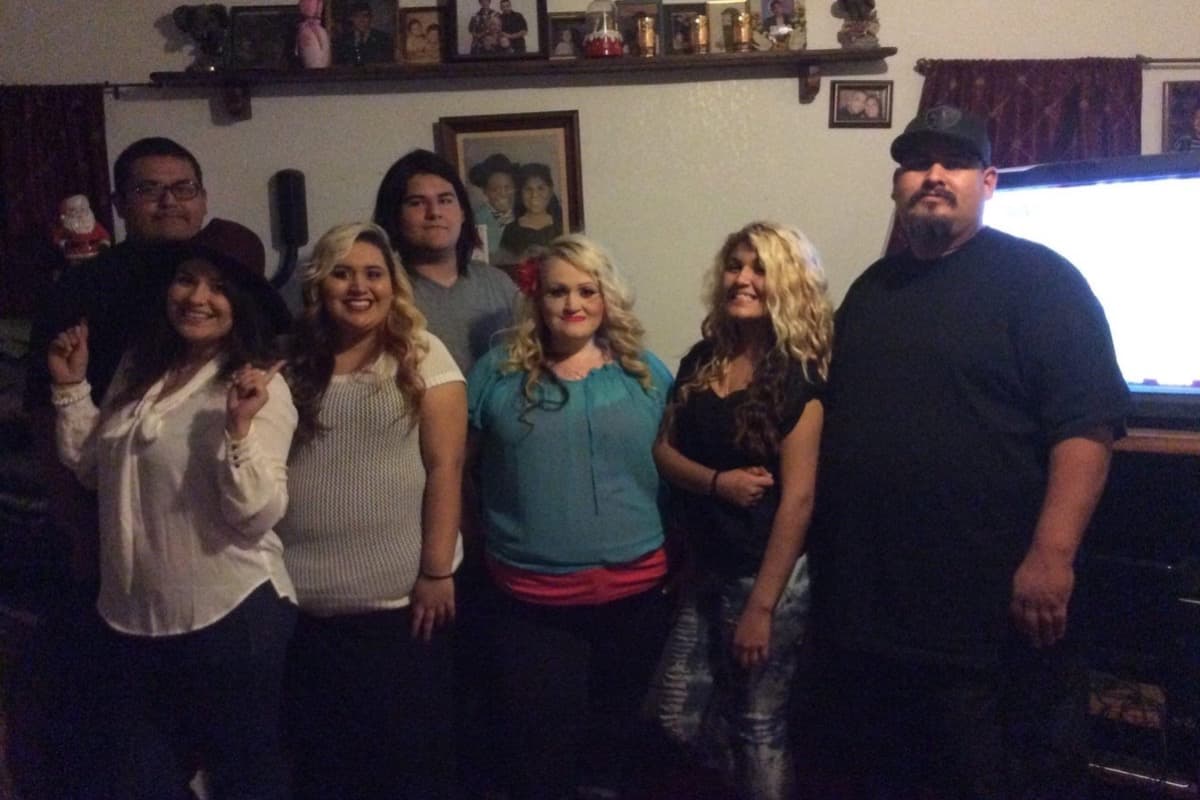 Los médicos dijeron que la familia ya no es contagiosa, pero los Ramírez han extremado las medidas de distanciamiento físico en medio del luto que viven para evitar que algún otro miembro pueda infectarse. “¡Mi papá era el mejor hombre en todo el mundo y solo quería mantener a su familia! Perdimos a mi padre la madrugada del martes por covid-19, luchó duro durante dos largas semanas”, dijo Alexia.
<br>