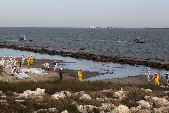 Continúan las labores de limpieza tras derrame de petróleo