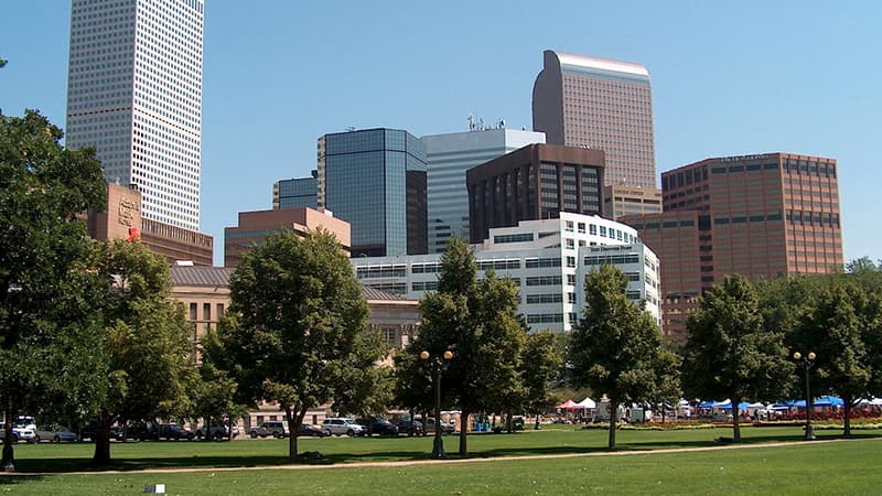 <h3 class="cms-H3-H3">Colorado</h3>
<br>La ley permite a las personas calificar para una licencia de conducir, un permiso de instrucción o una tarjeta de identificación, aunque la persona no esté legalmente presente en EEUU o lo está solo temporalmente, si cumple ciertas condiciones, como proporcionar declaraciones de impuestos estatales. En Colorado, los indocumentados deben no solo probar dos años de residencia en ese estado, sino también demostrar que pagan impuestos y tener un número de identificación fiscal (ITIN).
<br>