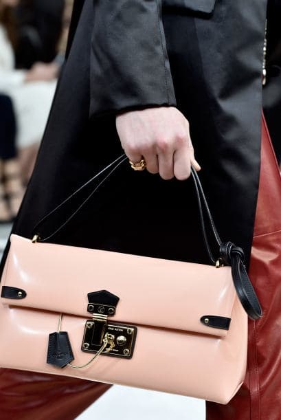 Y si no quieres llevarlo en todo el atuendo los accesorios pueden salvarte.