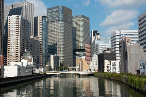 <b>6.</b> 
<b>Osaka, Japón.</b> Es la tercera ciudad más grande de Japón y la principal de la región de Kansai, así como uno de los puertos y centros industriales más importantes del país. Al igual que en Tokio, sus oportunidades laborales son amplias y es considerada una de las más seguras del mundo. 
<br>